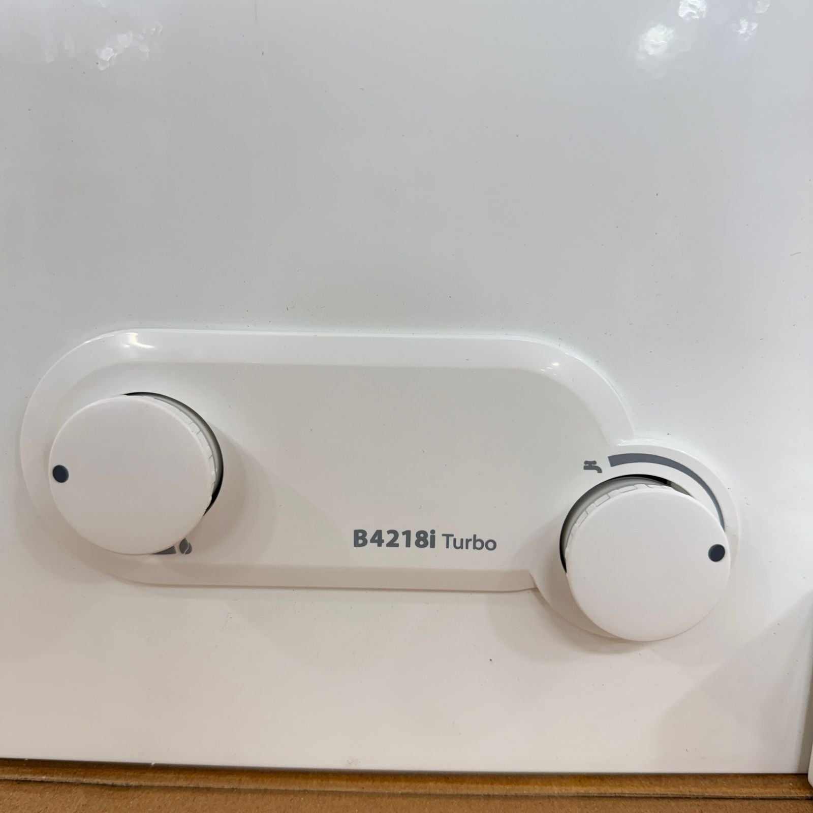 BUTANE INSTANT GEYSER B4218I-TURBO